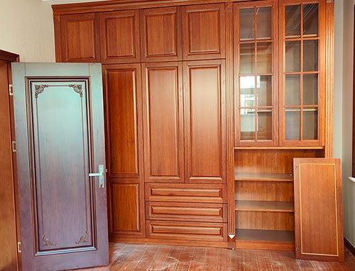 琼中中式家庭装修里定制的实木衣柜效果图